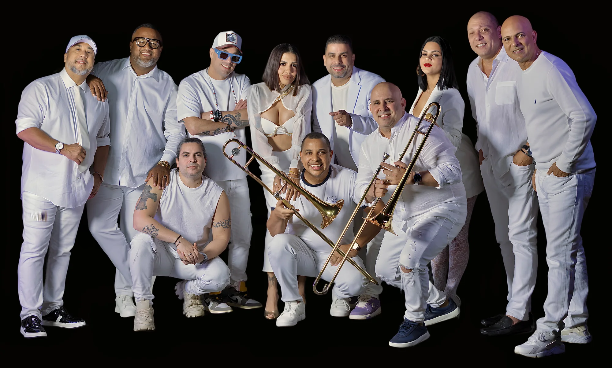 Los doce músicos de Timbalive vestidos de blanco, con sus trombones
