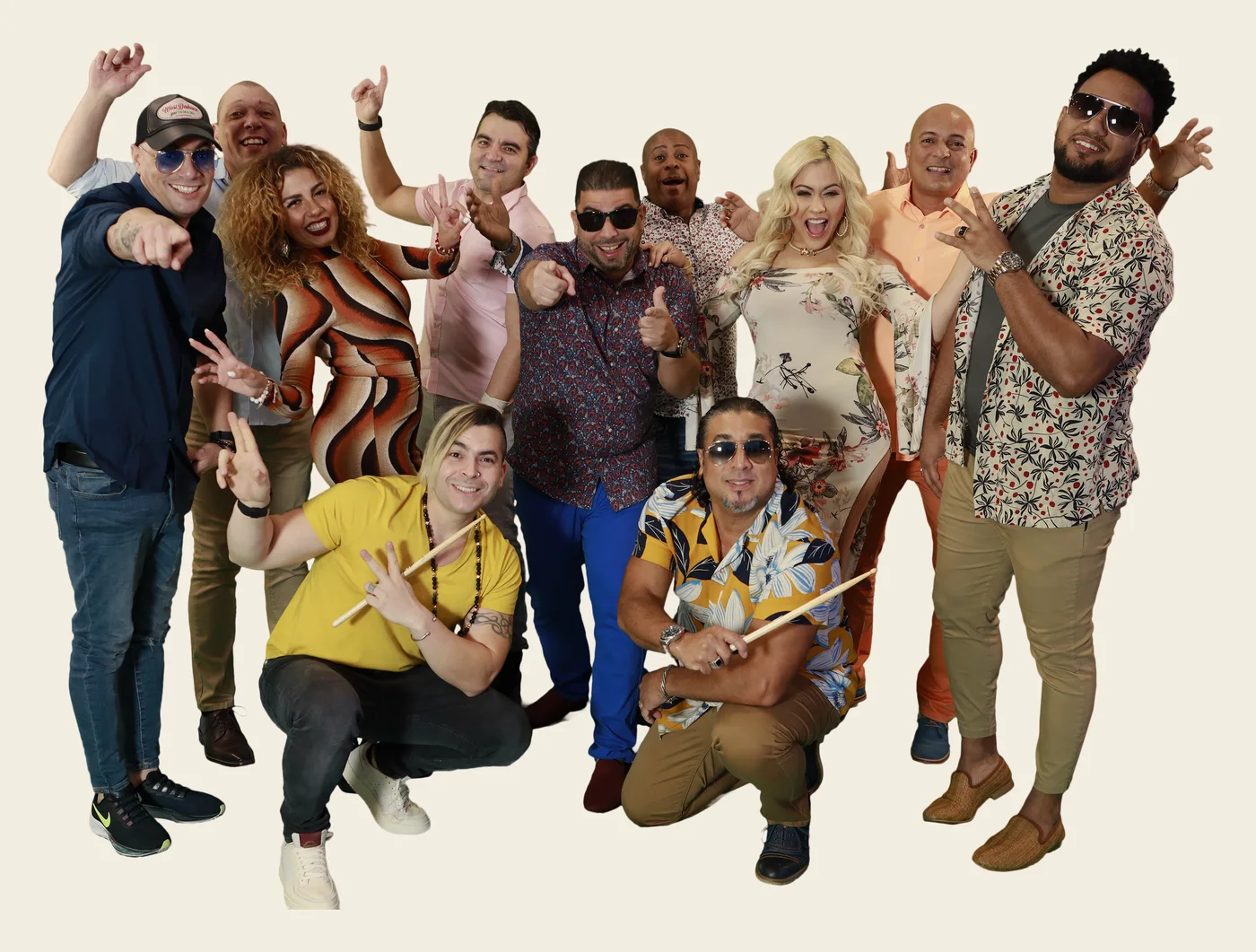 Los músicos de Timbalive posando, con baquetas en la mano