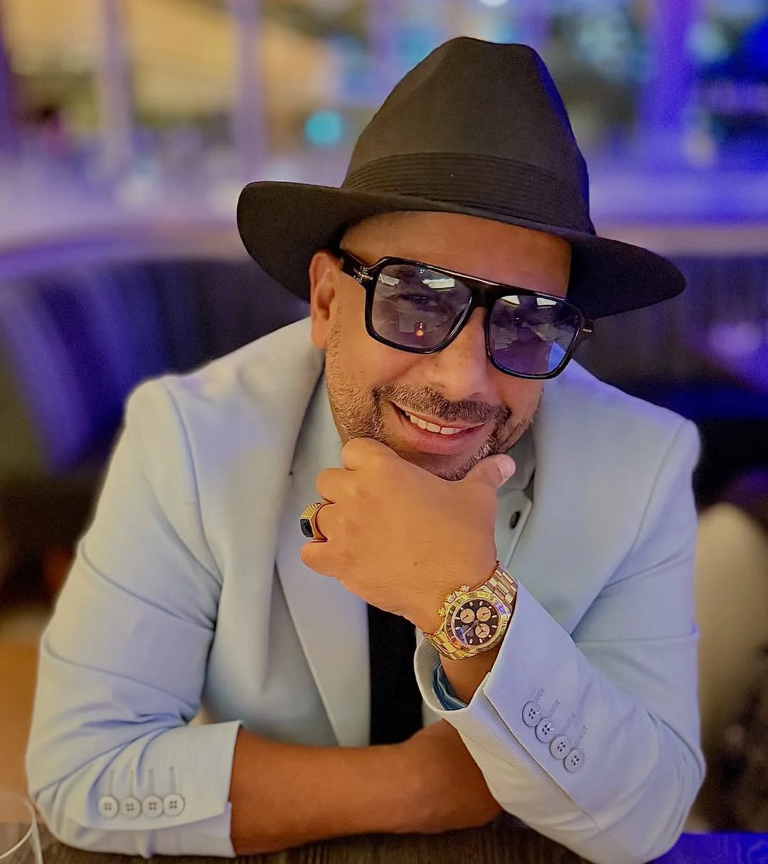 Leo García, con sombrero y gafas oscuras, sonriendo
